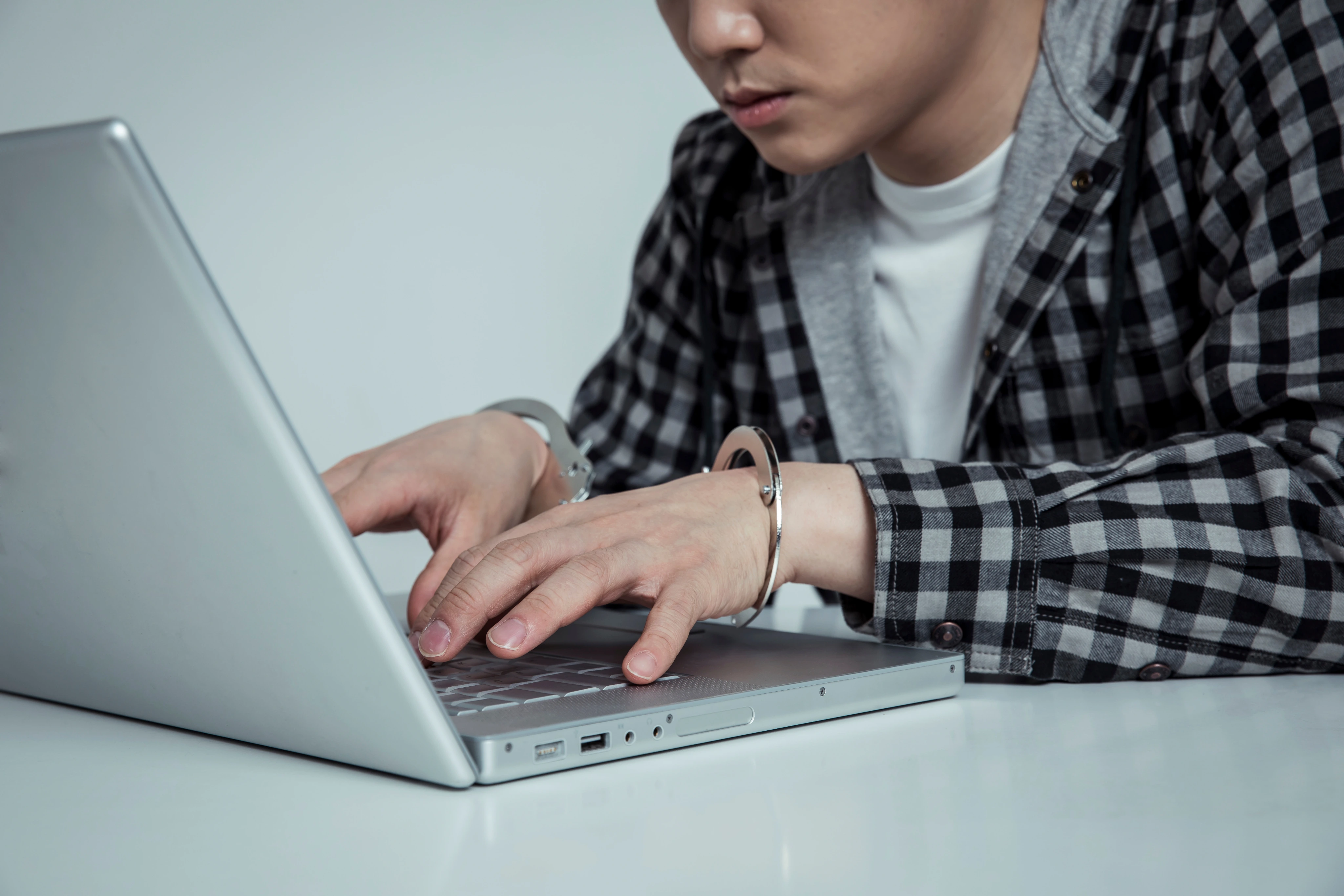 온라인 명예훼손 관련 이미지